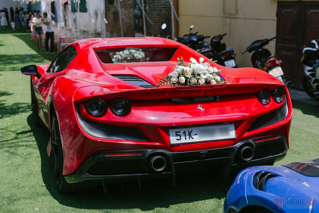 Cận cảnh dàn siêu xe hơn 150 tỷ của đại gia Sài Gòn đi rước dâu tại Hà Nội - 2 Cận cảnh dàn siêu xe hơn 150 tỷ của đại gia Sài Gòn đi rước dâu tại Hà Nội - 2