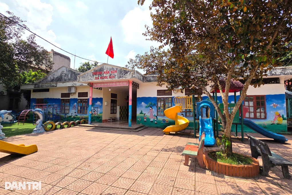 Xã thất hứa, người dân xây tường rào chắn ngang trường học đòi đất - 2 Xã thất hứa, người dân xây tường rào chắn ngang trường học đòi đất - 2