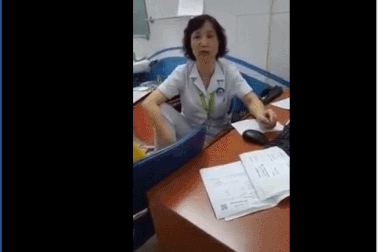 Hạ bậc thi đua của bác sĩ gác chân lên ghế