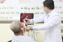 Ngủ gật khi lái xe, người đàn ông đứt rời mũi vì đâm vào chuồng gà