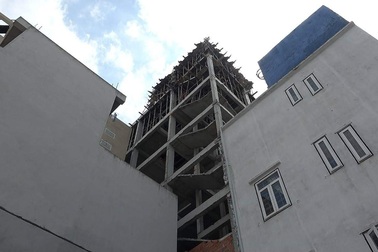 Rơi từ tầng 4 khách sạn đang thi công, nam công nhân tử vong