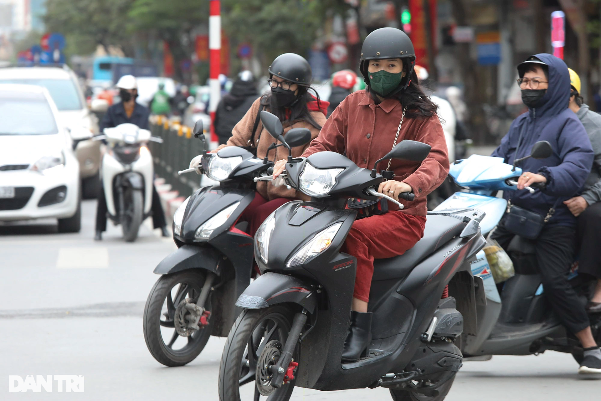 Mưa rét tràn về Hà Nội, người dân co ro trong nhiều lớp áo ấm - 6 Mưa rét tràn về Hà Nội, người dân co ro trong nhiều lớp áo ấm - 6