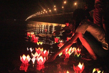 Đêm Vu Lan lung linh bên cây cầu vượt biển dài nhất Việt Nam