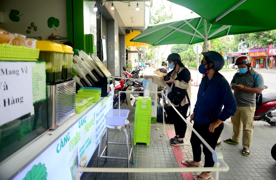 Đưa tiền cho khách bằng gậy tự chế.jpg Đưa tiền cho khách bằng gậy tự chế.jpg