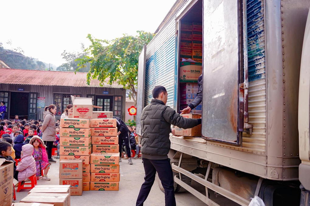 Hơn 1.800 áo ấm đến với các em nhỏ Trạm Tấu, Yên Bái - 6 Hơn 1.800 áo ấm đến với các em nhỏ Trạm Tấu, Yên Bái - 6
