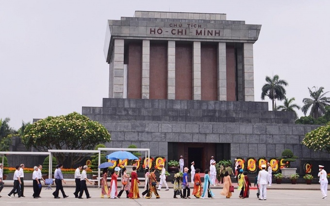 Thứ Sáu, ngày 19/5/2023, Lăng Chủ tịch Hồ Chí Minh vẫn mở cửa đón tiếp nhân dân và khách quốc tế vào Lăng viếng Chủ tịch Hồ Chí Minh.
