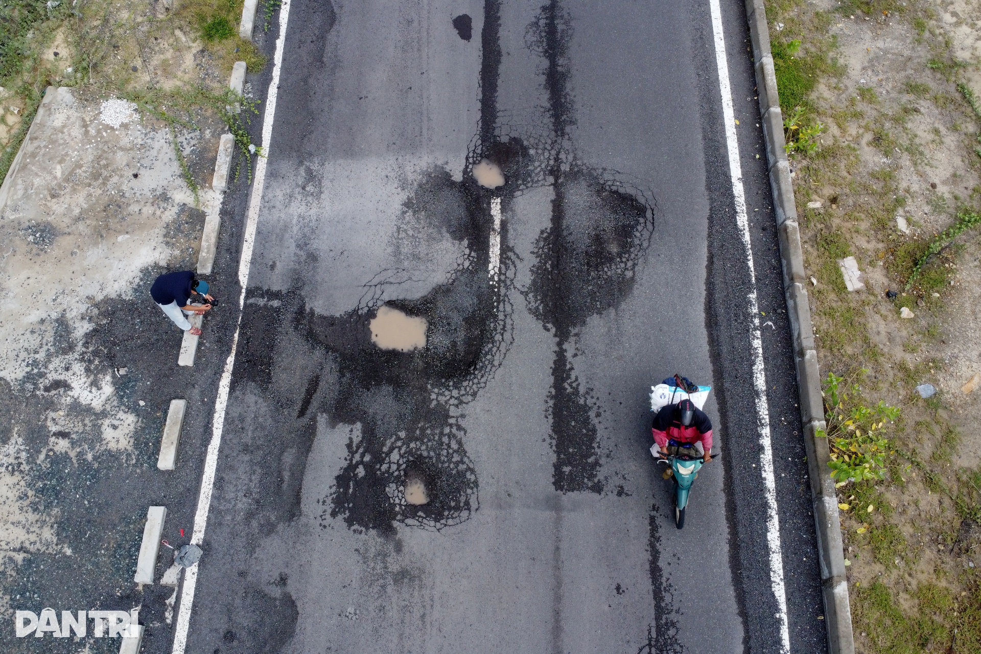Người dân vấp chi chít “ổ gà”, ngã nhào trên đường 260 tỷ đồng mới bàn giao - 2 Người dân vấp chi chít “ổ gà”, ngã nhào trên đường 260 tỷ đồng mới bàn giao - 2