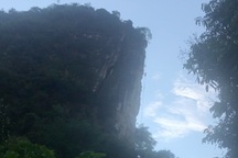 Đu dây xuống vách đá lấy mật ong, người đàn ông bị ong đốt tử vong