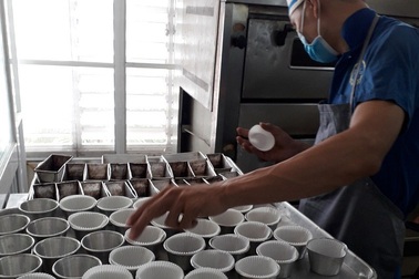 Vụ ăn bánh mì nhập viện: Ruồi gián “vo ve” tại nơi làm chà bông