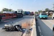 Xe máy vào làn ô tô va chạm xe đầu kéo ở TPHCM, 1 người tử vong