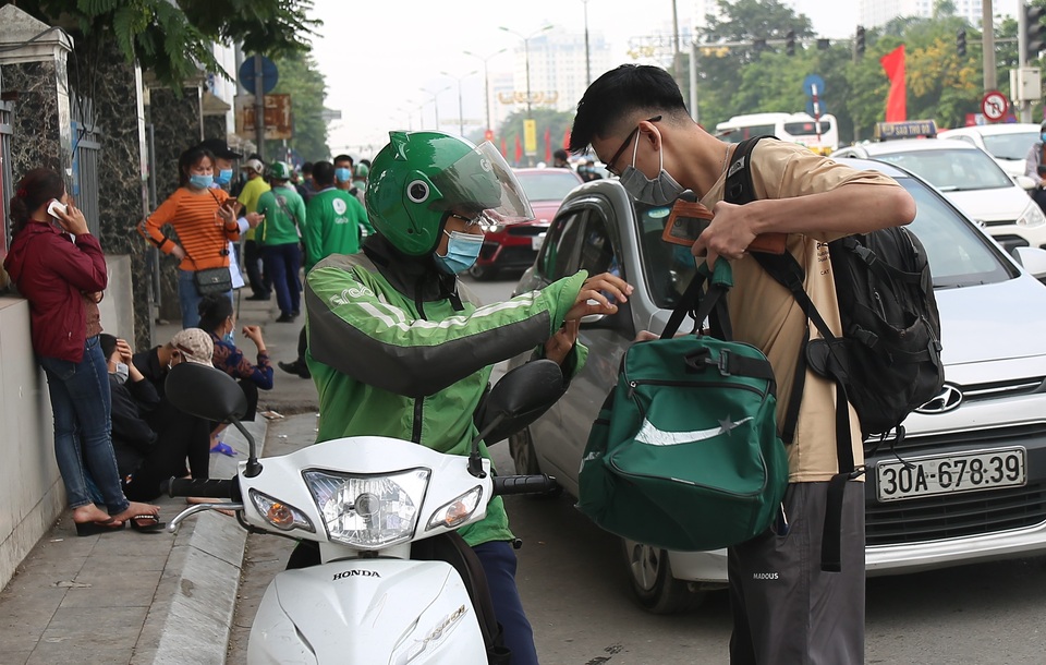 Ngày nghỉ lễ cuối cùng: Xe ôm công nghệ kiếm tiền triệu nhưng lo Covid-19 - 2 Ngày nghỉ lễ cuối cùng: Xe ôm công nghệ kiếm tiền triệu nhưng lo Covid-19 - 2