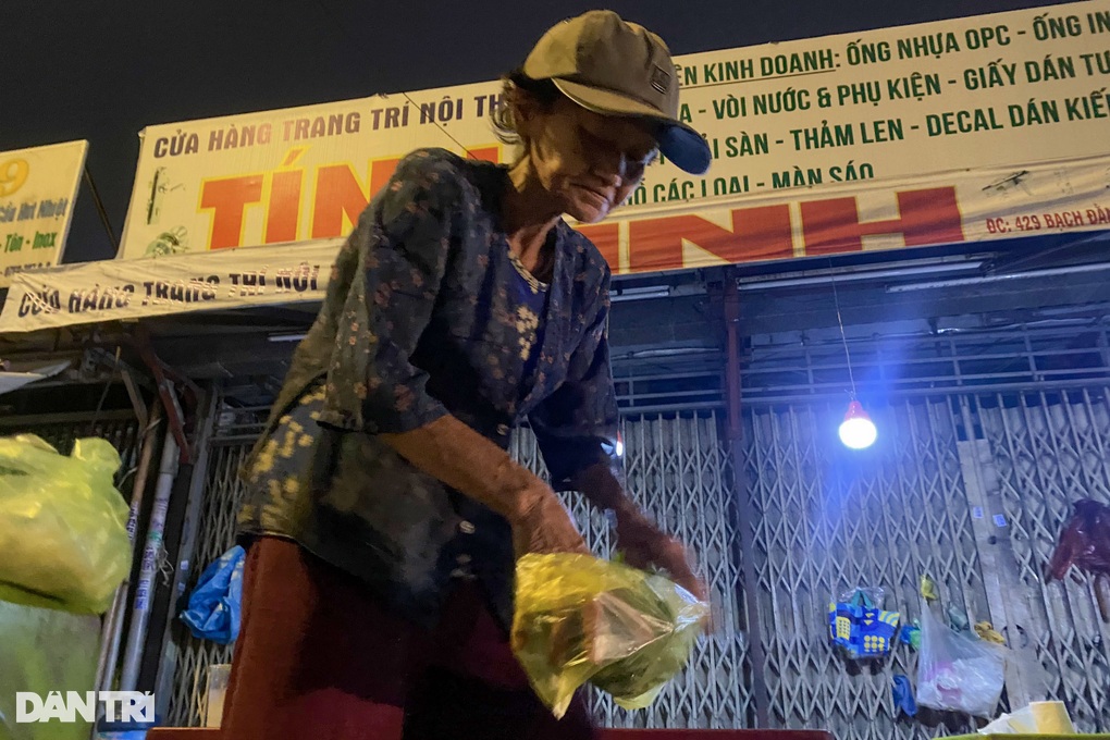 Vợ chồng già vật lộn với quán hột vịt, nuôi con trai tâm thần - 4 Vợ chồng già vật lộn với quán hột vịt, nuôi con trai tâm thần - 4