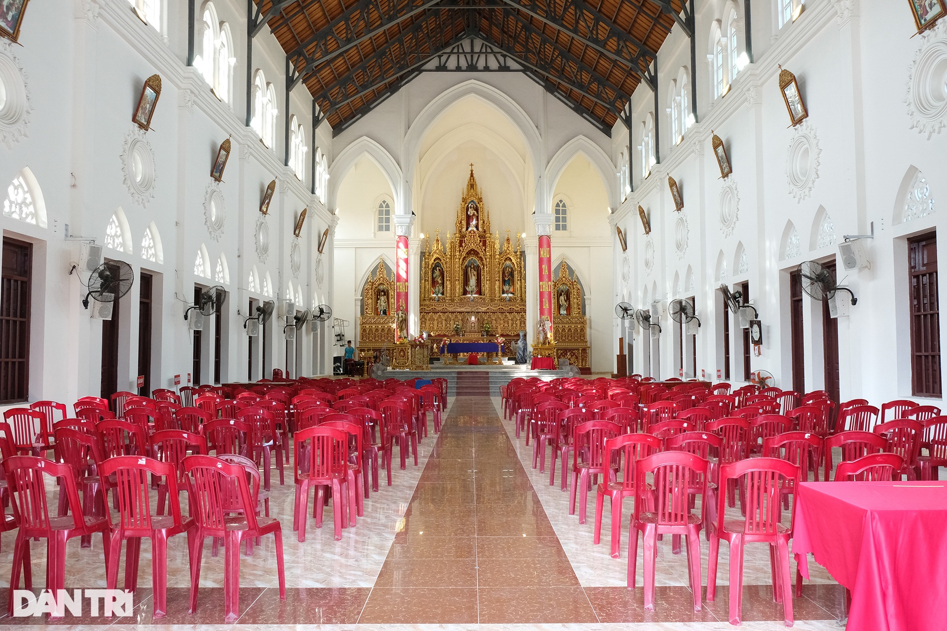 Chiêm ngưỡng nhà thờ công giáo tuyệt đẹp trên đảo Thanh Lân - 8 Chiêm ngưỡng nhà thờ công giáo tuyệt đẹp trên đảo Thanh Lân - 8