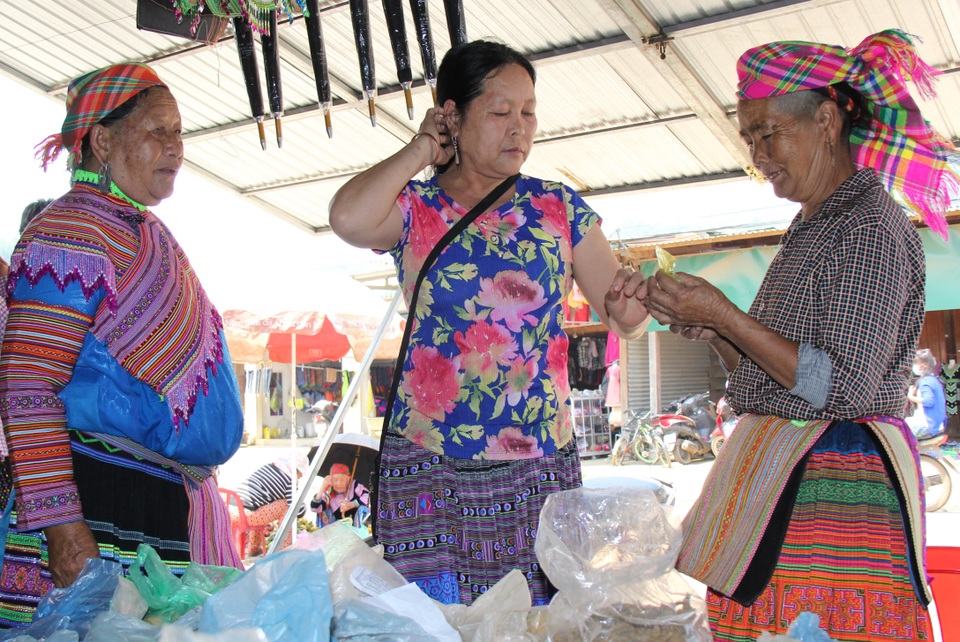 Thưởng thức thắng cố, mèn mén tại chợ phiên người Mông độc đáo ở Đắk Nông - 3 Thưởng thức thắng cố, mèn mén tại chợ phiên người Mông độc đáo ở Đắk Nông - 3