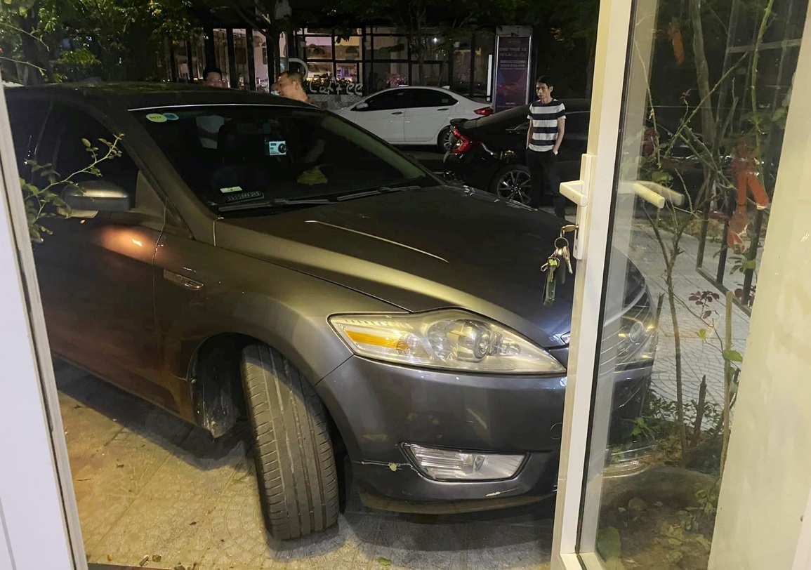 Kỷ luật cán bộ Sở Nội vụ đỗ xe ngang ngược chắn ngang cửa nhà dân - 1 Kỷ luật cán bộ Sở Nội vụ đỗ xe ngang ngược chắn ngang cửa nhà dân - 1