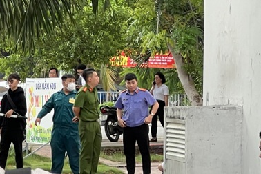 Nhân viên ngân hàng rơi lầu tử vong ở TPHCM