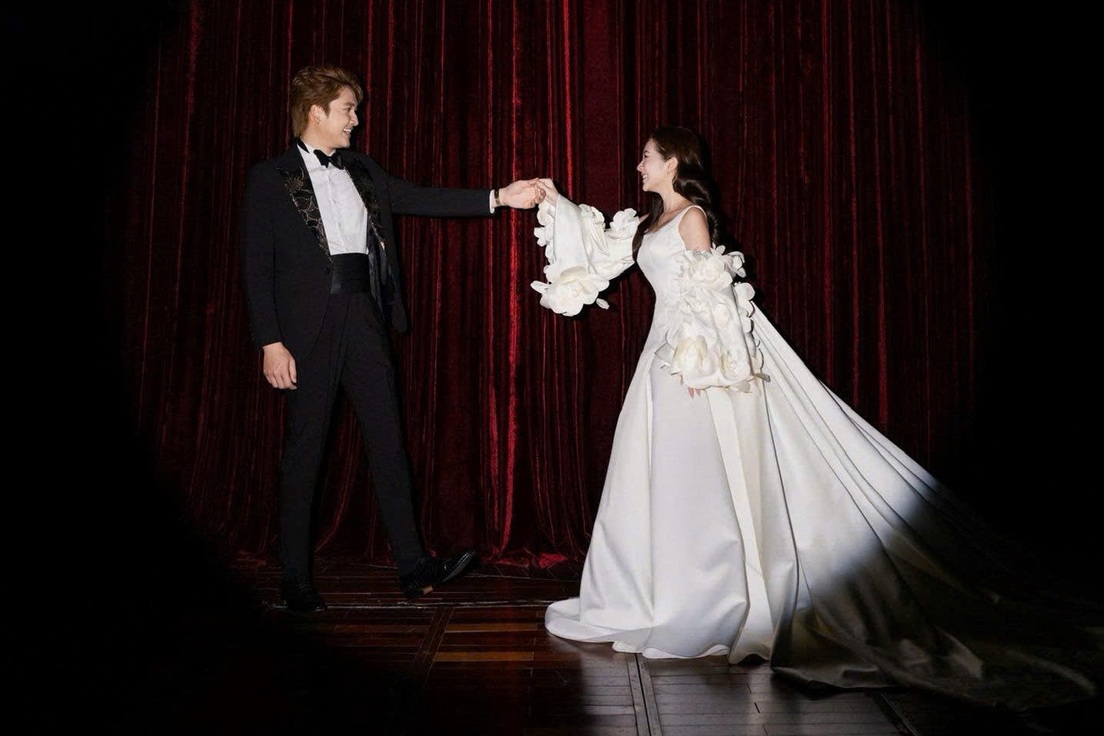 Đình Tú và Ngọc Huyền chụp ảnh cưới tại Nhà hát Kịch Hà Nội