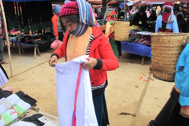 Rộn ràng chợ phiên cuối năm nơi địa đầu Tổ quốc