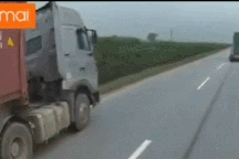 Thót tim tình huống xe container nổ lốp, lao lên dải phân cách