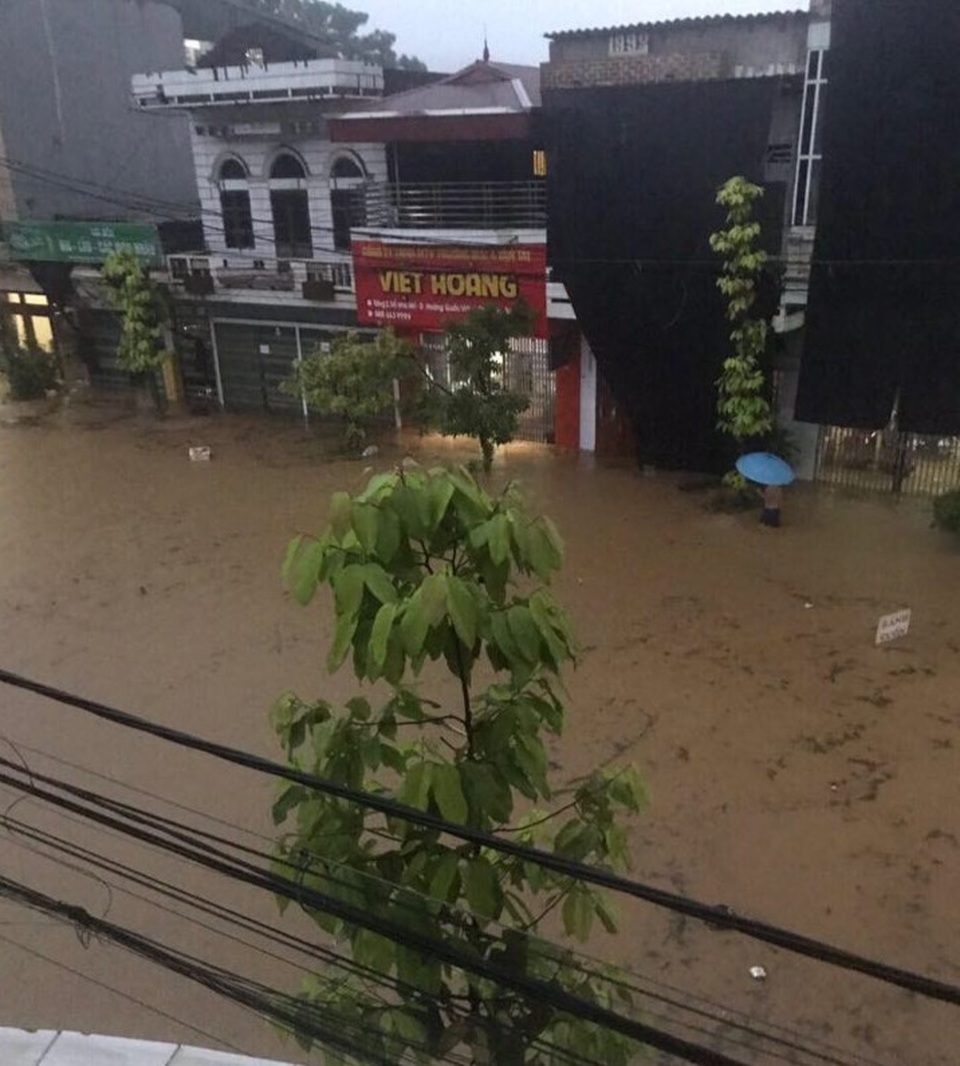 Nước dâng cao ngang thân ô tô sau trận mưa lớn - 3 Nước dâng cao ngang thân ô tô sau trận mưa lớn - 3