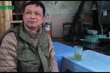 Người Hà Nội uống bia hơi bất chấp cái lạnh thấu xương