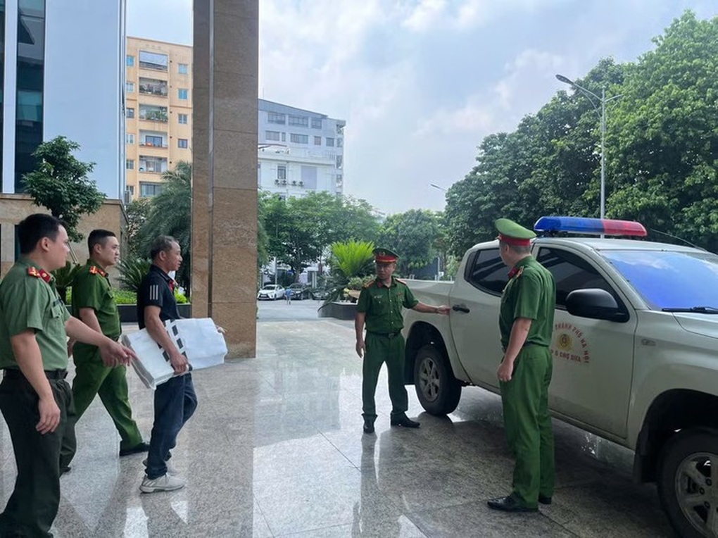 Người dân Ô Chợ Dừa nhận bao tải tiền bồi thường, công an đưa về tận nhà - 2