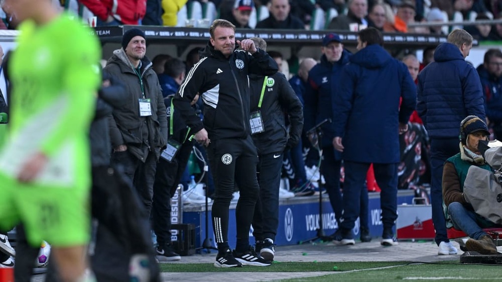 Chuyện hy hữu ở Bundesliga: Trọng tài bị hạ gục, CĐV vào điều hành trận đấu - 3 Chuyện hy hữu ở Bundesliga: Trọng tài bị hạ gục, CĐV vào điều hành trận đấu - 3