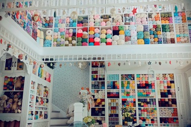 Mẹ đảm "tậu" hàng nghìn cuộn len, trang trí ngôi nhà đẹp như trên phim