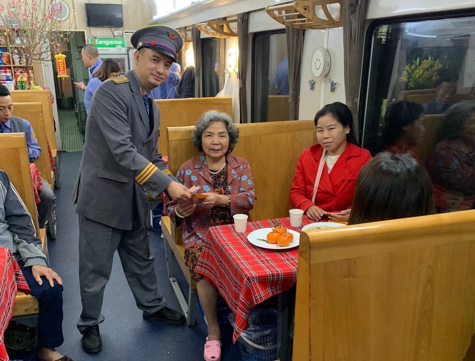 Giây phút đón giao thừa cùng những vị khách “đặc biệt” trên tàu hỏa - 4 Giây phút đón giao thừa cùng những vị khách “đặc biệt” trên tàu hỏa - 4