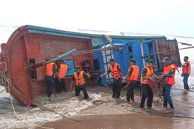 Tàu cá ngư dân bị sóng đánh chìm ở Lâm Đồng