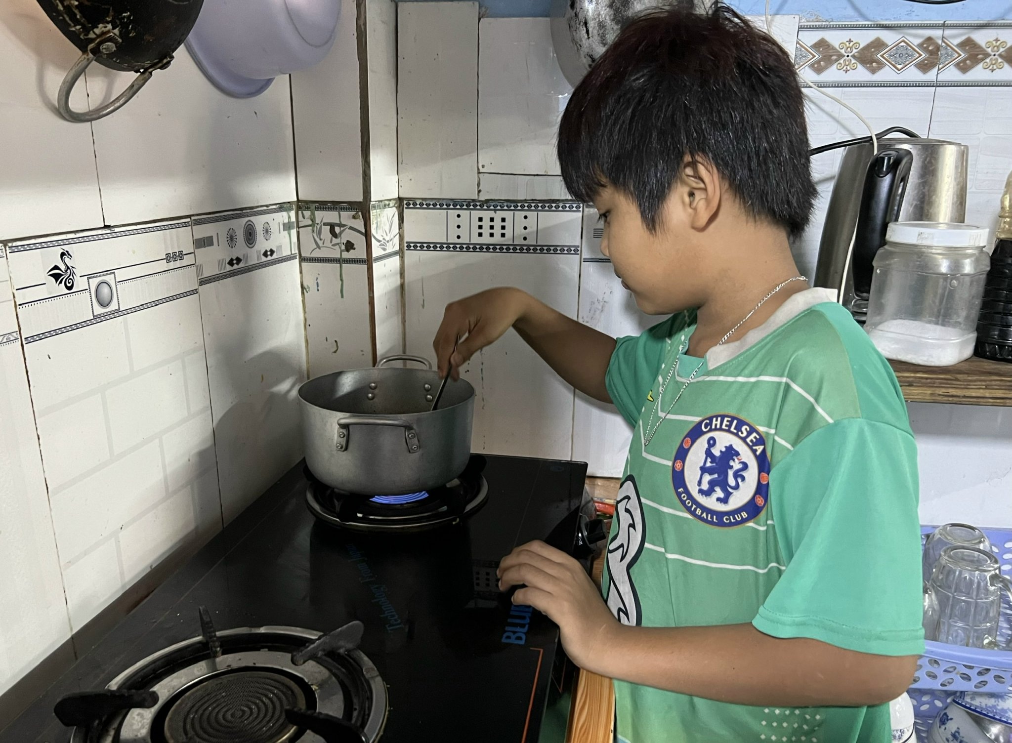 Uống thuốc bỏ thai bất thành, vợ chồng miền Tây cắn răng để 4 con thất học - 4