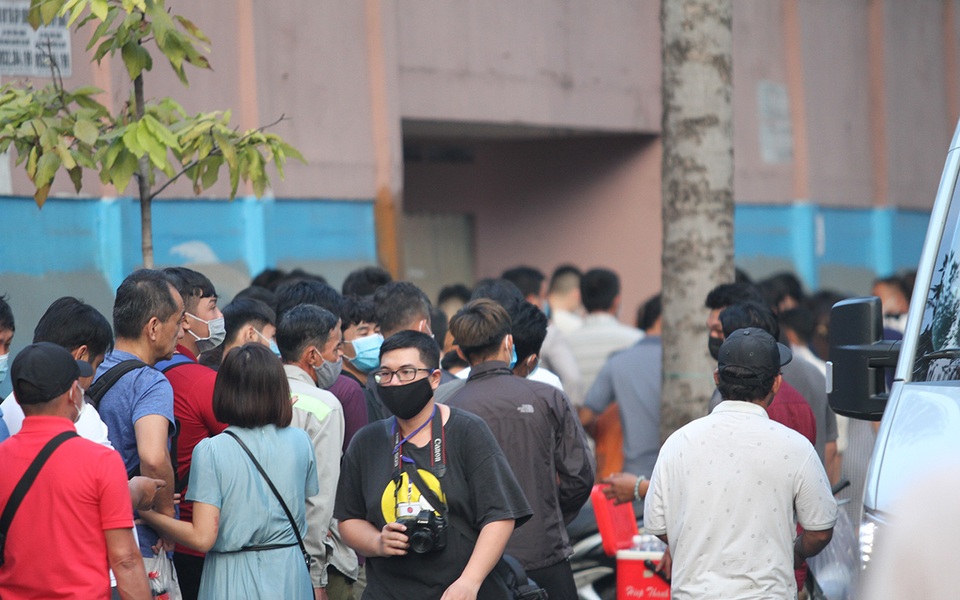 Sân Thống Nhất sôi động vài giờ trước khi Kiatisuk trình làng - 2 Sân Thống Nhất sôi động vài giờ trước khi Kiatisuk trình làng - 2