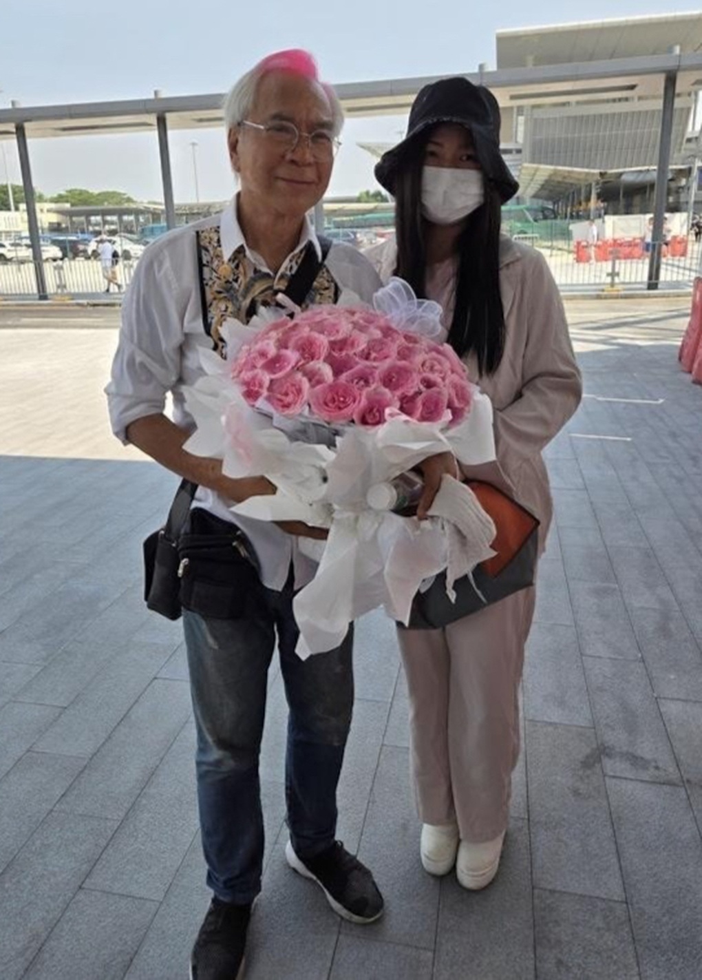 Tài tử “Tây du ký” đón bạn gái kém 40 tuổi ra tù, chuẩn bị cho hôn lễ - 1 Tài tử “Tây du ký” đón bạn gái kém 40 tuổi ra tù, chuẩn bị cho hôn lễ - 1