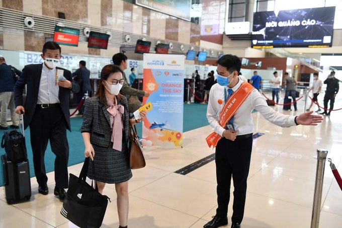 Nhân viên mặt đất phục vụ chuyến bay đều đeo những dải băng màu cam với thông điệp Tôn trọng phụ nữ và trẻ em.