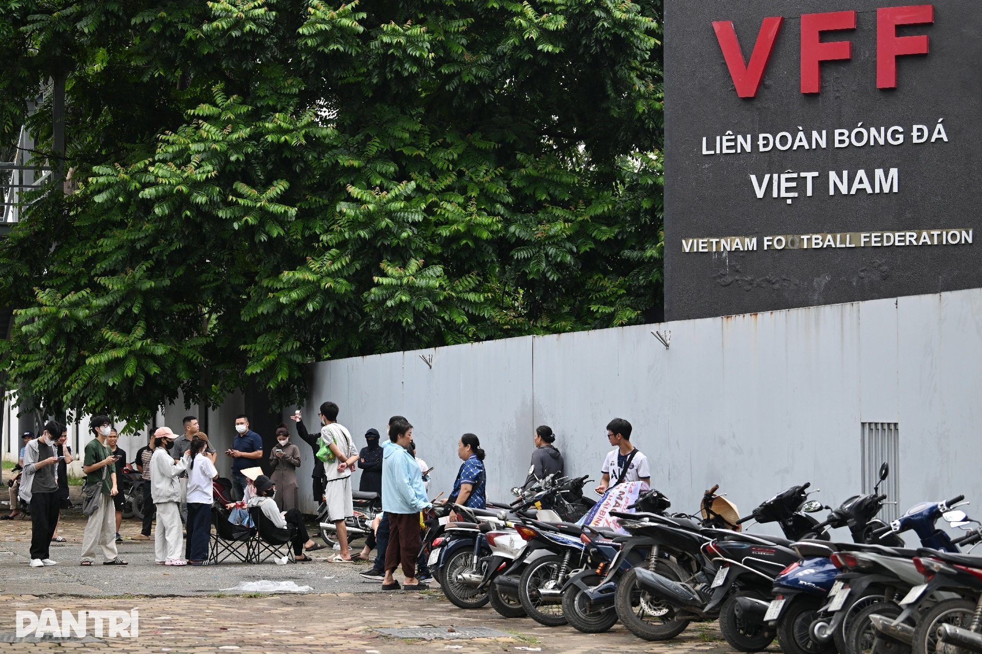 Phe vé tấp nập chào khách trước giờ bán vé trận Việt Nam - Campuchia - 1