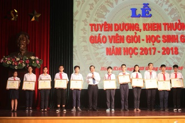 Quận Hoàn Kiếm (Hà Nội): Tuyên dương giáo viên, học sinh giỏi năm học 2017-2018