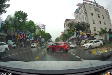 Ô tô quay đầu bất cẩn, đâm ngã xe máy rồi bỏ đi