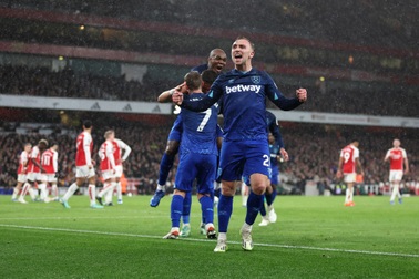 VAR gây tranh cãi, Arsenal gục ngã trước West Ham