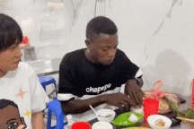 Khách châu Phi nghiện trứng vịt lộn, xuýt xoa lần đầu đi tàu điện Cát Linh