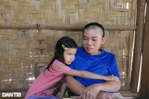 Cha gặp nạn chấn thương sọ não, 2 con thơ gập ghềnh đường đến trường