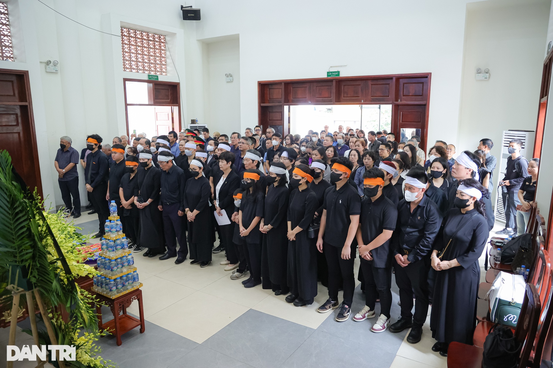 Nghệ sĩ Đức Lưu, Như Quỳnh cùng đồng nghiệp tiễn đưa NSƯT Mai Châu - 2 Nghệ sĩ Đức Lưu, Như Quỳnh cùng đồng nghiệp tiễn đưa NSƯT Mai Châu - 2
