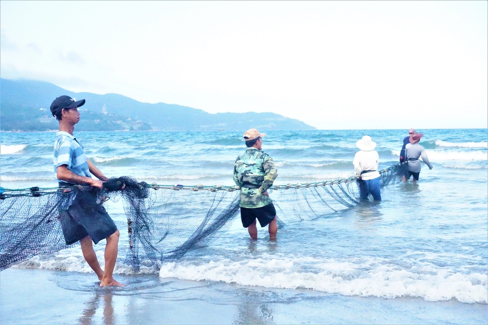 Kiếm tiền triệu mỗi ngày bằng nghề đi giật lùi ở biển - 4 Kiếm tiền triệu mỗi ngày bằng nghề đi giật lùi ở biển - 4