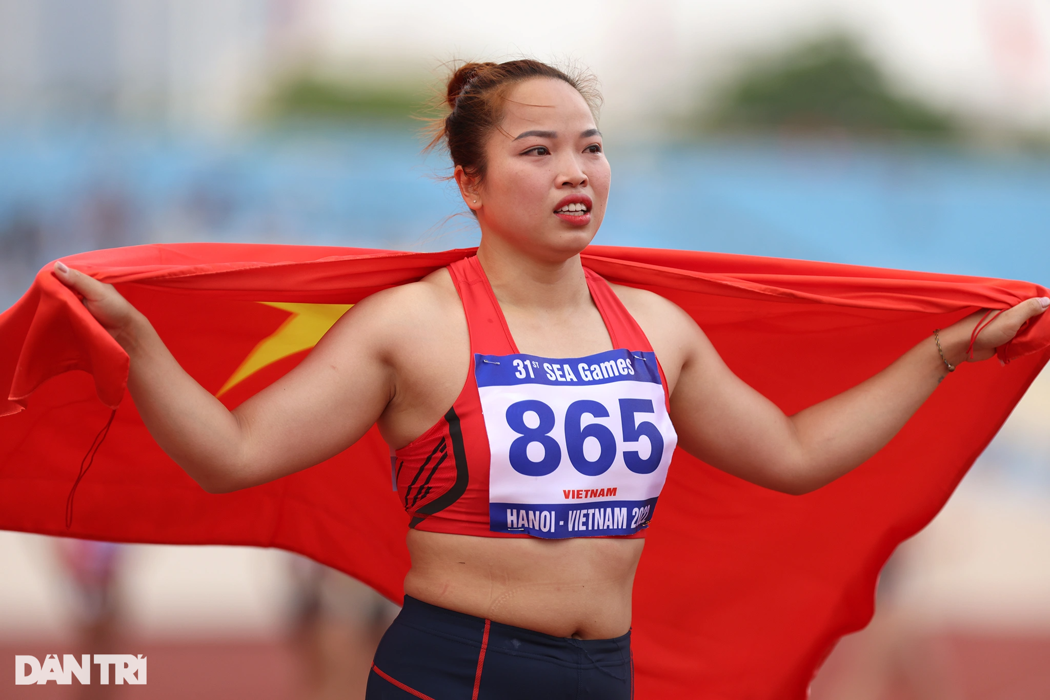 Nữ VĐV ném lao ôm bố, mẹ khóc nức nở sau khi phá kỷ lục SEA Games - 3 Nữ VĐV ném lao ôm bố, mẹ khóc nức nở sau khi phá kỷ lục SEA Games - 3