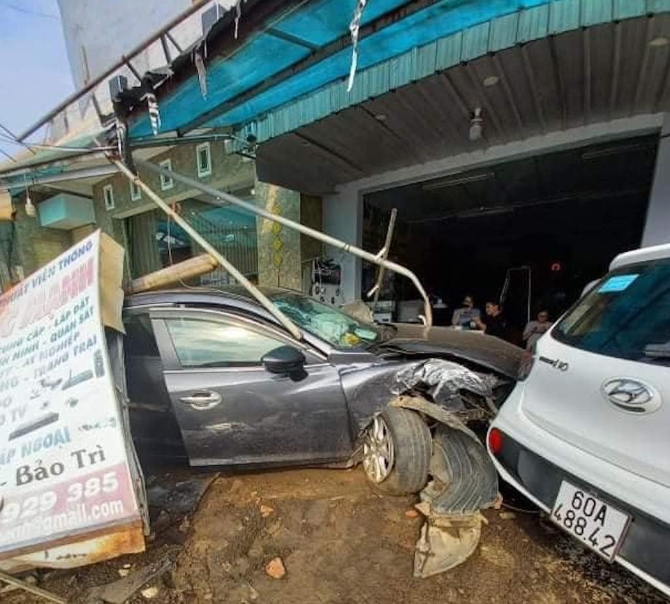 Ô tô nát bét sau khi xới tung hàng hiên nhà dân - 3 Ô tô nát bét sau khi xới tung hàng hiên nhà dân - 3