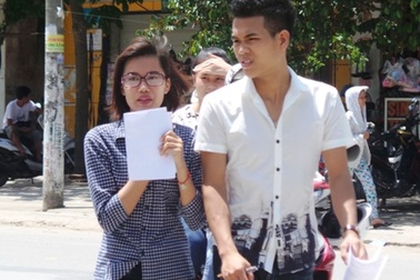 Thí sinh đội nắng đi thi buổi chiều