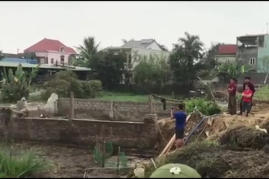 Lò mổ lợn gây ô nhiễm, người dân căng băng rôn phản đối.