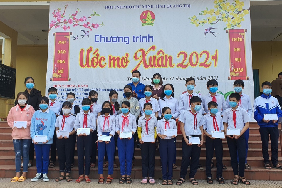 Tuổi trẻ Quảng Trị mang Ước mơ Xuân đến với trẻ em khó khăn - 2 Tuổi trẻ Quảng Trị mang Ước mơ Xuân đến với trẻ em khó khăn - 2