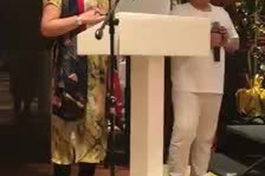 Như Khôi phiên dịch cho bài phát biểu của NSND Lệ Ngọc Diễn tại Festival Phong trào vì hòa bình thế giới