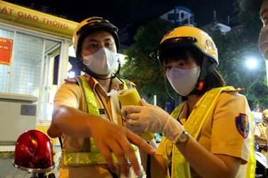 Theo chân nữ CSGT dẫn đoàn đi phạt nồng độ cồn ở TP.HCM