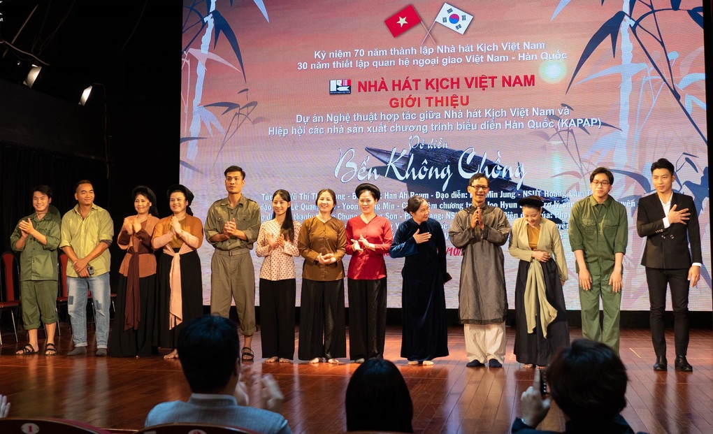 Bến không chồng từ tiểu thuyết lên sân khấu kịch Việt Nam và Hàn Quốc - 1 Bến không chồng từ tiểu thuyết lên sân khấu kịch Việt Nam và Hàn Quốc - 1